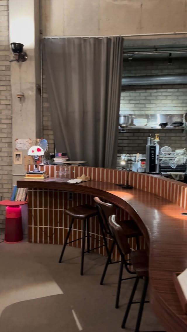 chogo_seoul 게시물 이미지: 대청소 후 한결 정갈해진 초고의 풍경입니다✨
나들이 나가기 좋은 날씨, 책 한 권...