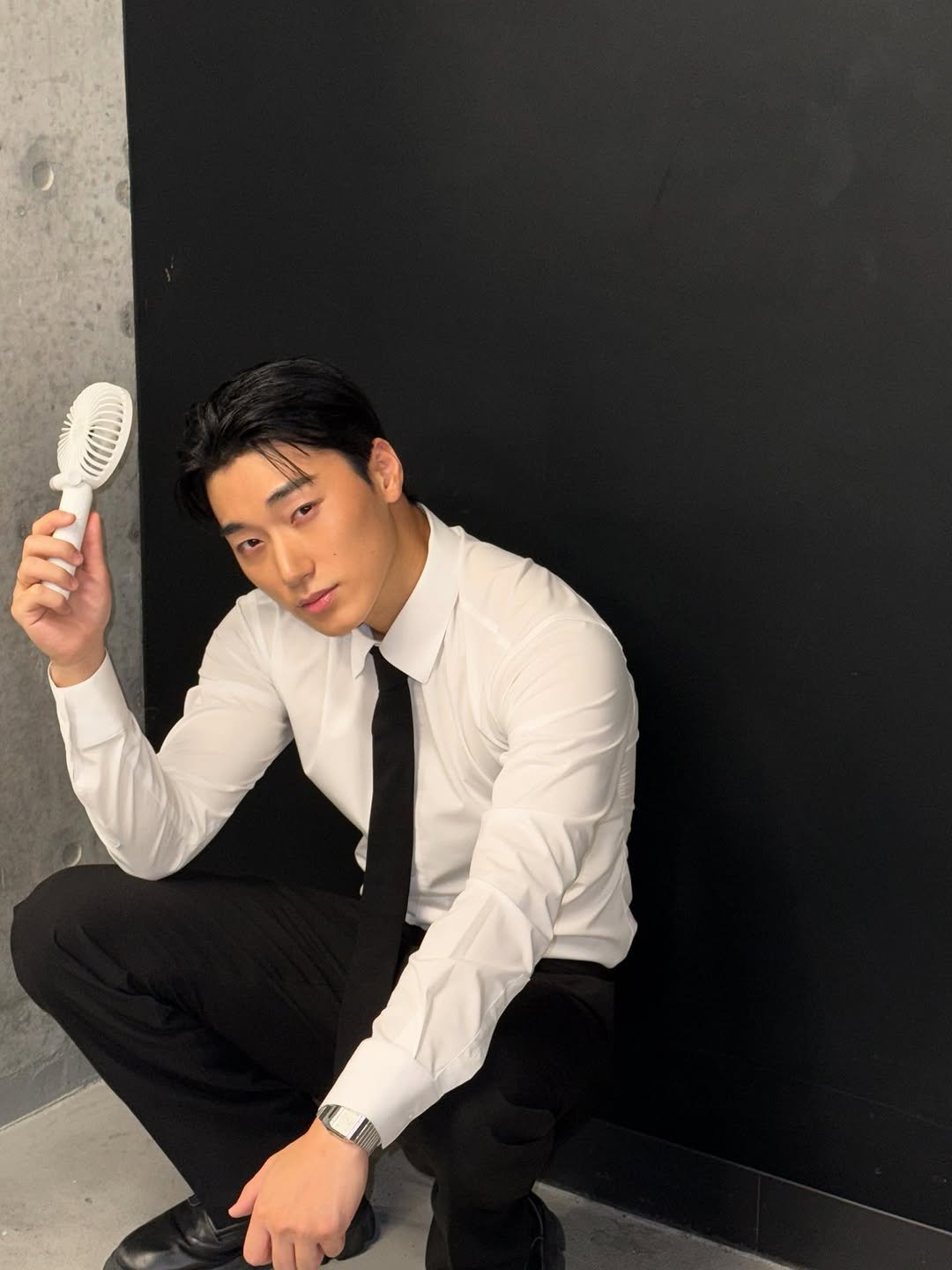 Photo by 산 (SAN) on September 24, 2025. May be an image of 1 person, hair brush, bolo tie, dustpan and text.