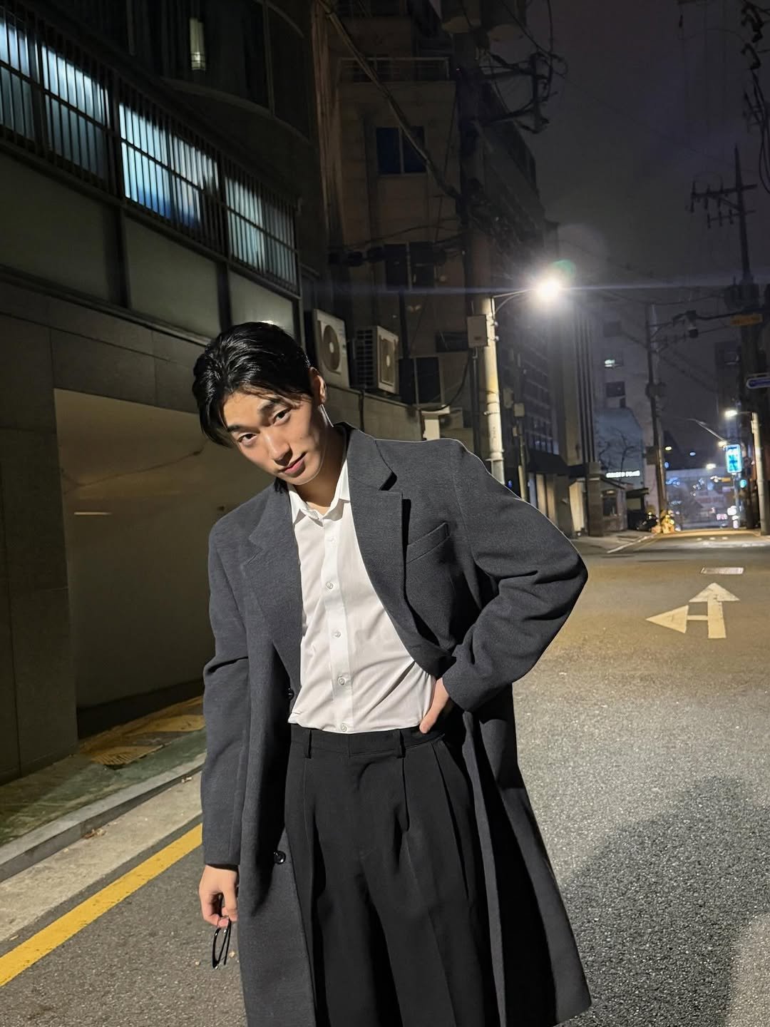 Photo by 산 (SAN) on December 01, 2025. May be an image of duffle coat, overcoat, blazer and suit.