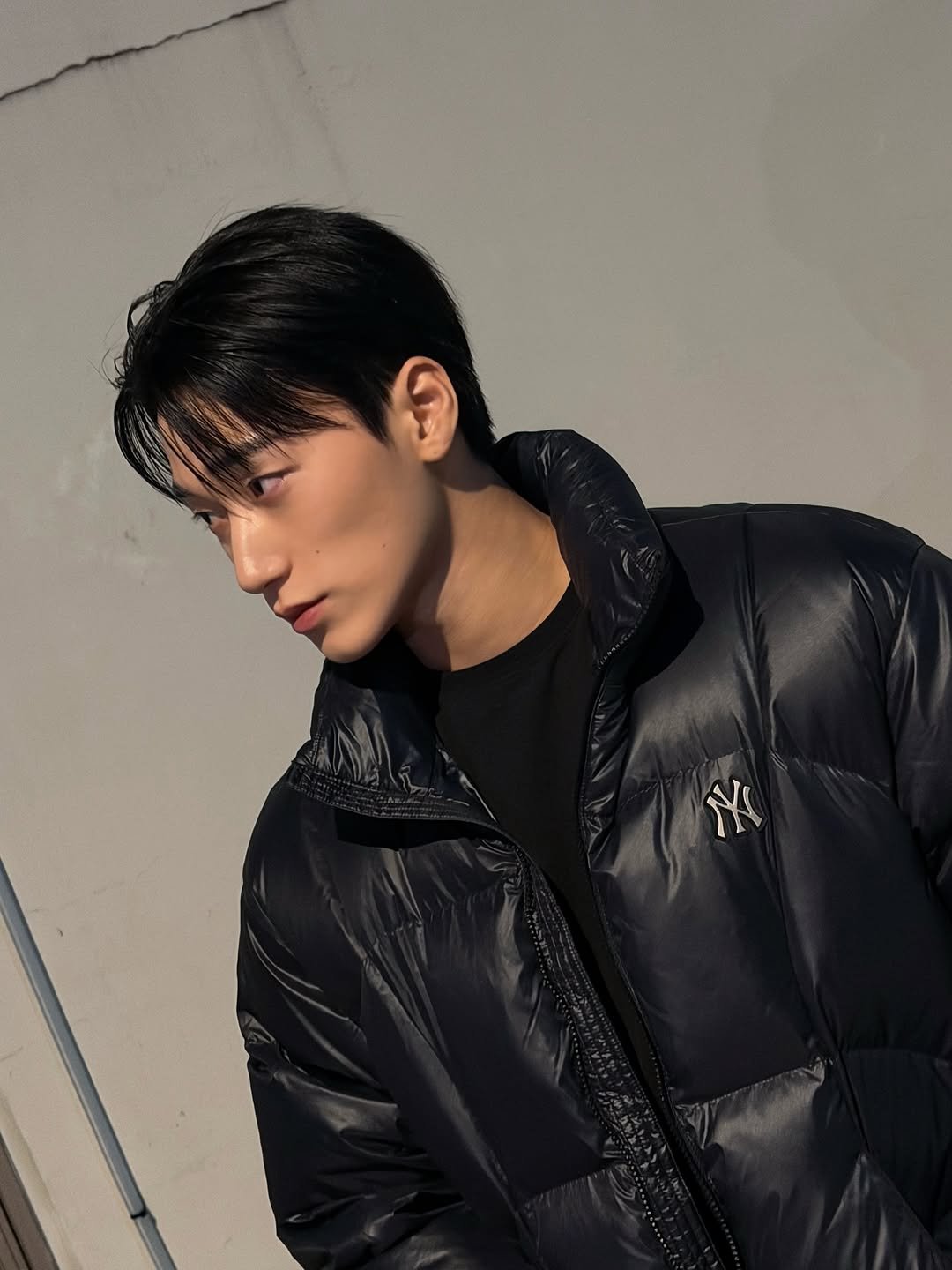 Photo shared by 산 (SAN) on November 07, 2025 tagging @mlbkorea. May be an image of one or more people, hair, goosedown coat, duffle coat, overcoat, turtleneck, jacket, parka and text.