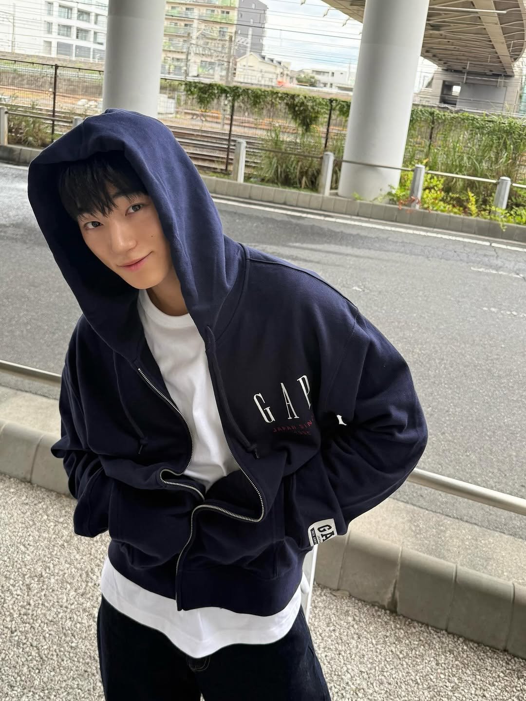Photo by 산 (SAN) on September 17, 2025. May be an image of 1 person, bangs, duffle coat, parka, sweatshirt, top and text.