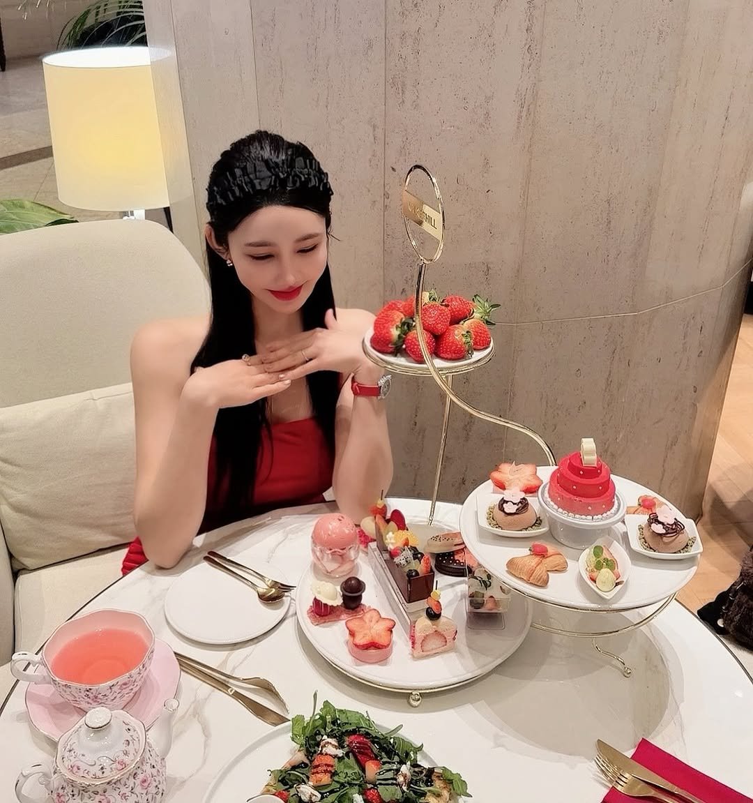 Photo by 최 유진 on December 21, 2025. May be an image of dessert, strawberry and text.