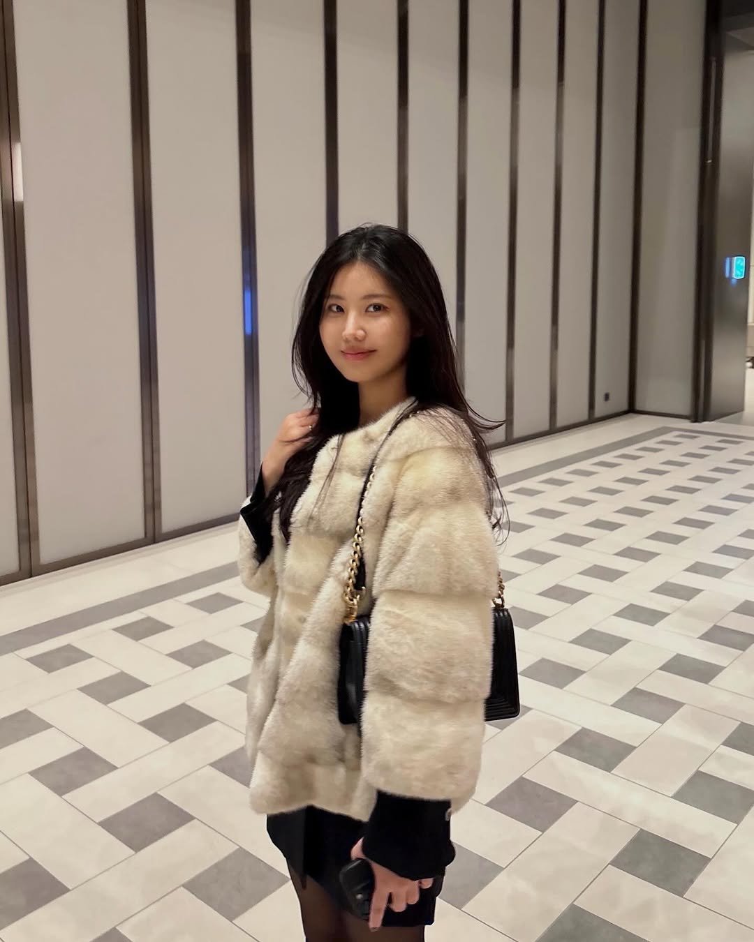 Photo by 최소연 on December 31, 2025. May be an image of one or more people, hair, sable coat, overcoat, goosedown coat, duffle coat, turtleneck, parka and text.