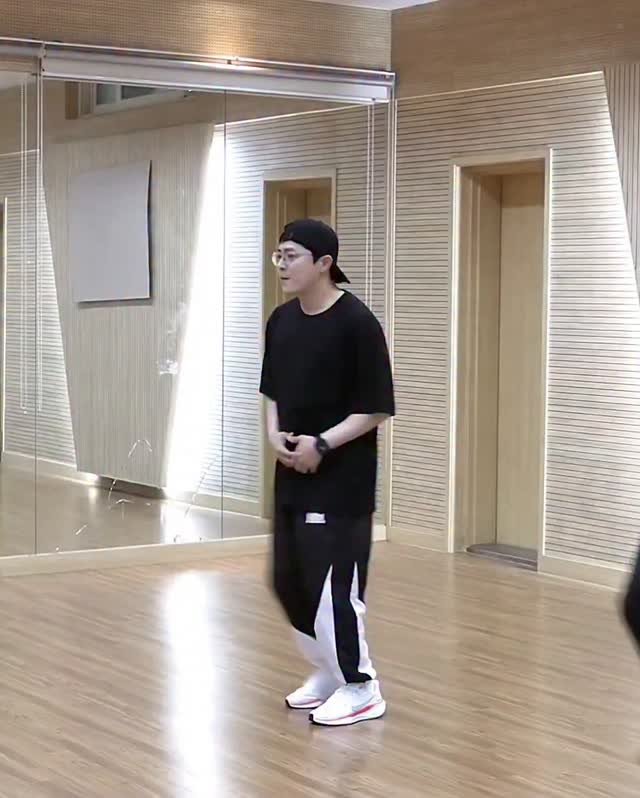 chojungseok_fanpage 게시물 이미지: #잼하인드
안무 연습부터 설렘 가득 첫 공연 현장까지 담은
<2025-26 조정석...