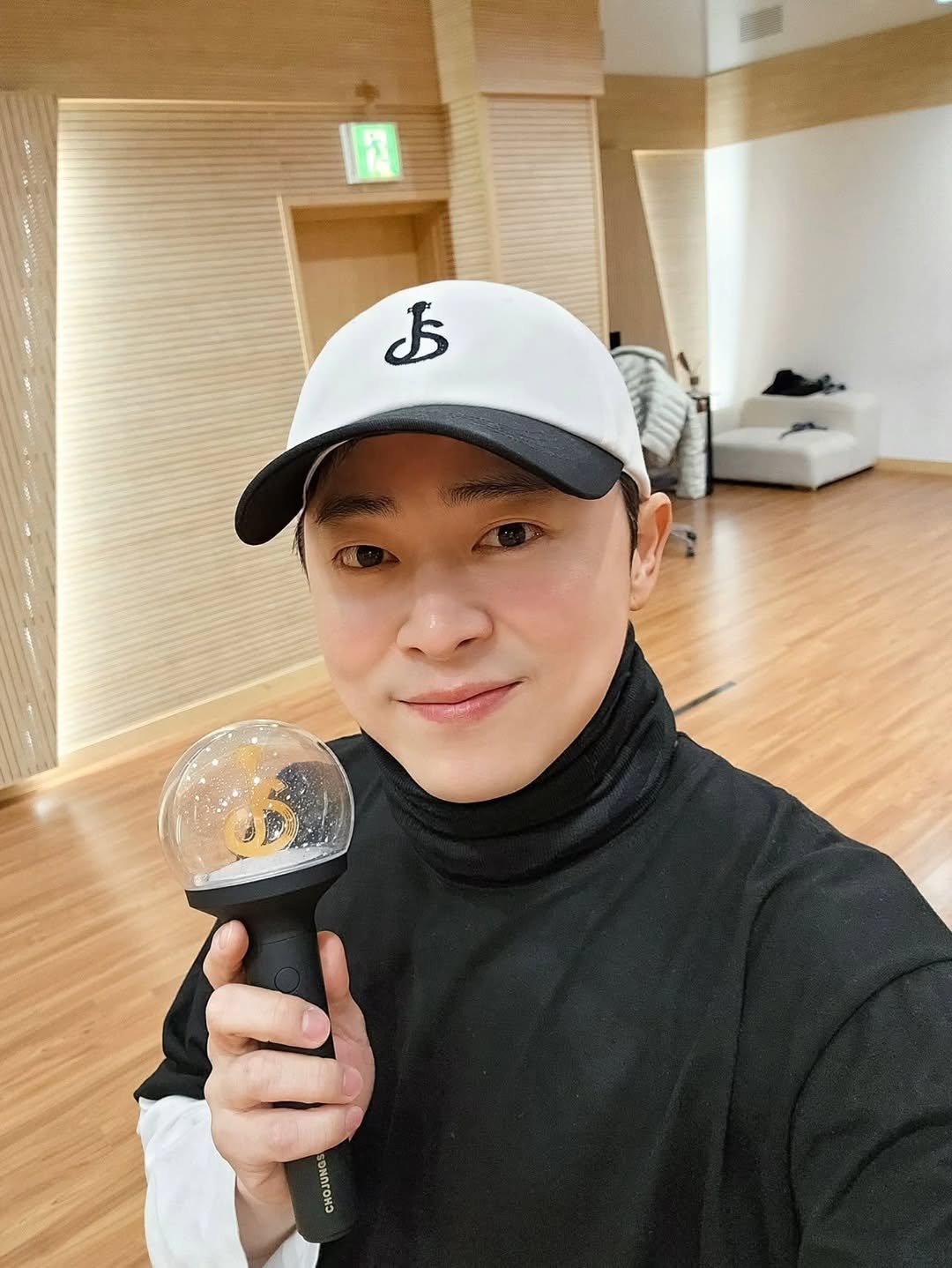 Photo by 조정석 CHO JUNG SEOK on November 20, 2025. May be an image of one or more people, bangs and text that says 'Fl F c 0'.