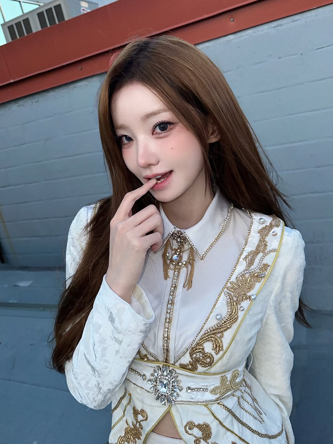 Photo by 쵸코냥밍 on November 12, 2025. May be an image of one or more people, hair, makeup, dress, top and text.