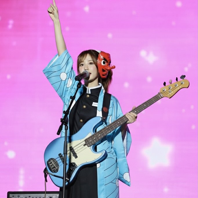 Photo by 쵸코냥밍 on September 21, 2025. May be an image of 1 person, musical instrument, concert and text.