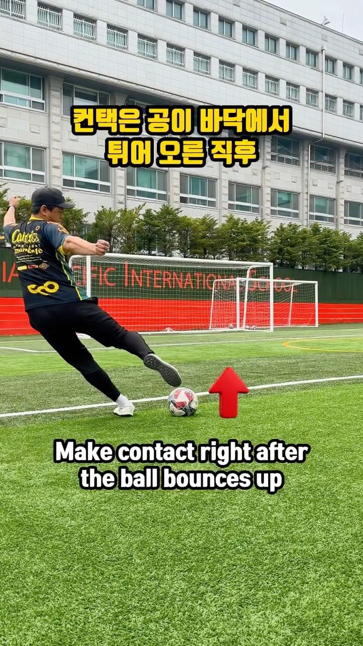 chook_bum 게시물 이미지: 하프발리는 힘보다 타이밍입니다 ⚽️
Focus on getting the right...