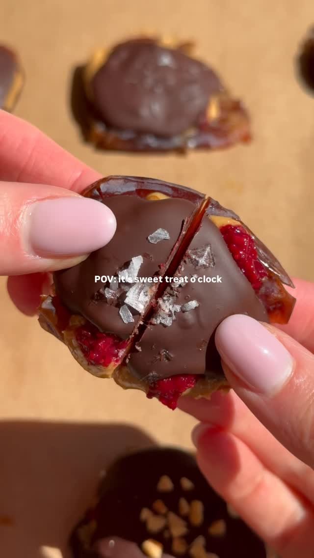 choosingchia 게시물 이미지: PB & J Smashed Dates🥜🍓 (recipe in...