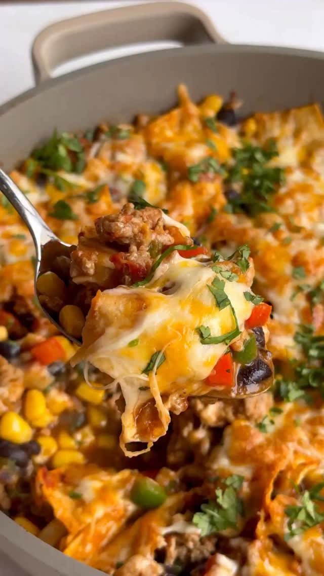 choosingchia 게시물 이미지: One-Pan Enchilada skillet! 

Ingredients:

-1...