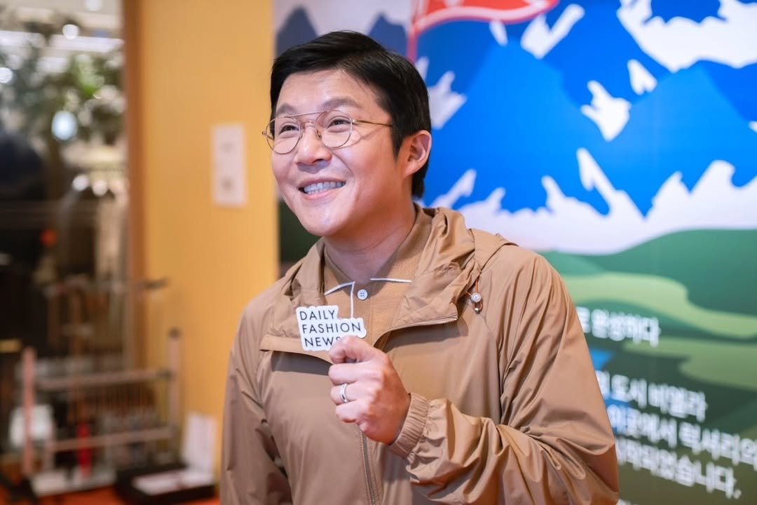 Photo shared by 조세호 on October 06, 2025 tagging @filippopiana_kr. May be an image of 1 person and text that says 'DAILY FASHION NEW DAILY PASHION ®'.