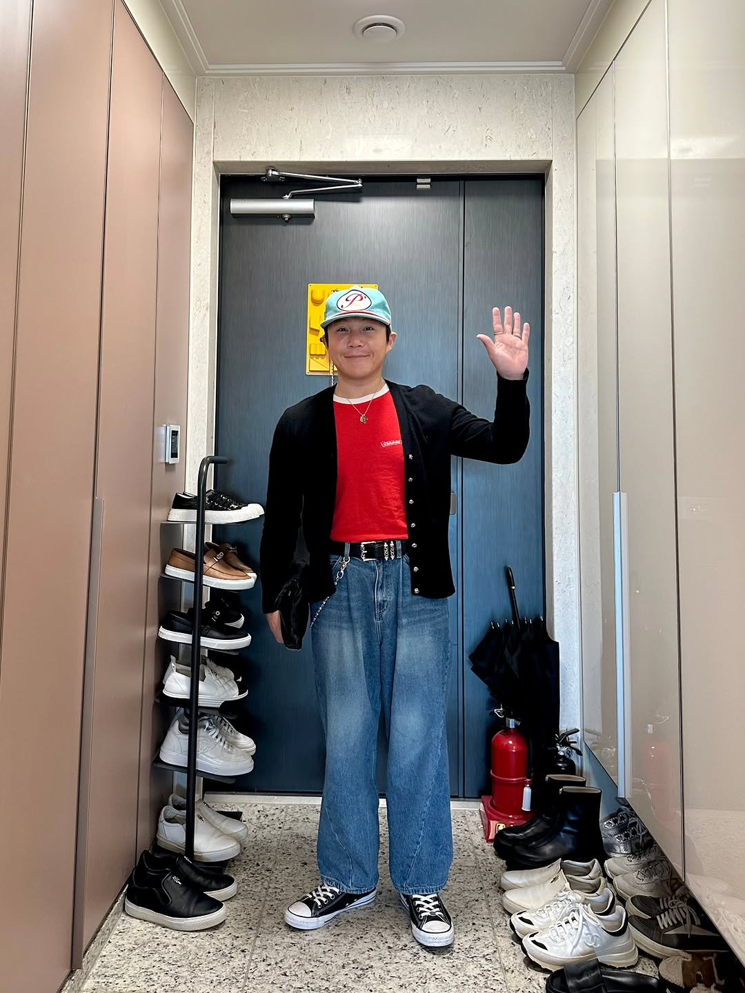 Photo by 조세호 on October 10, 2025. May be an image of duffle coat, wingtip shoes, bowler hat, hat shop and text.