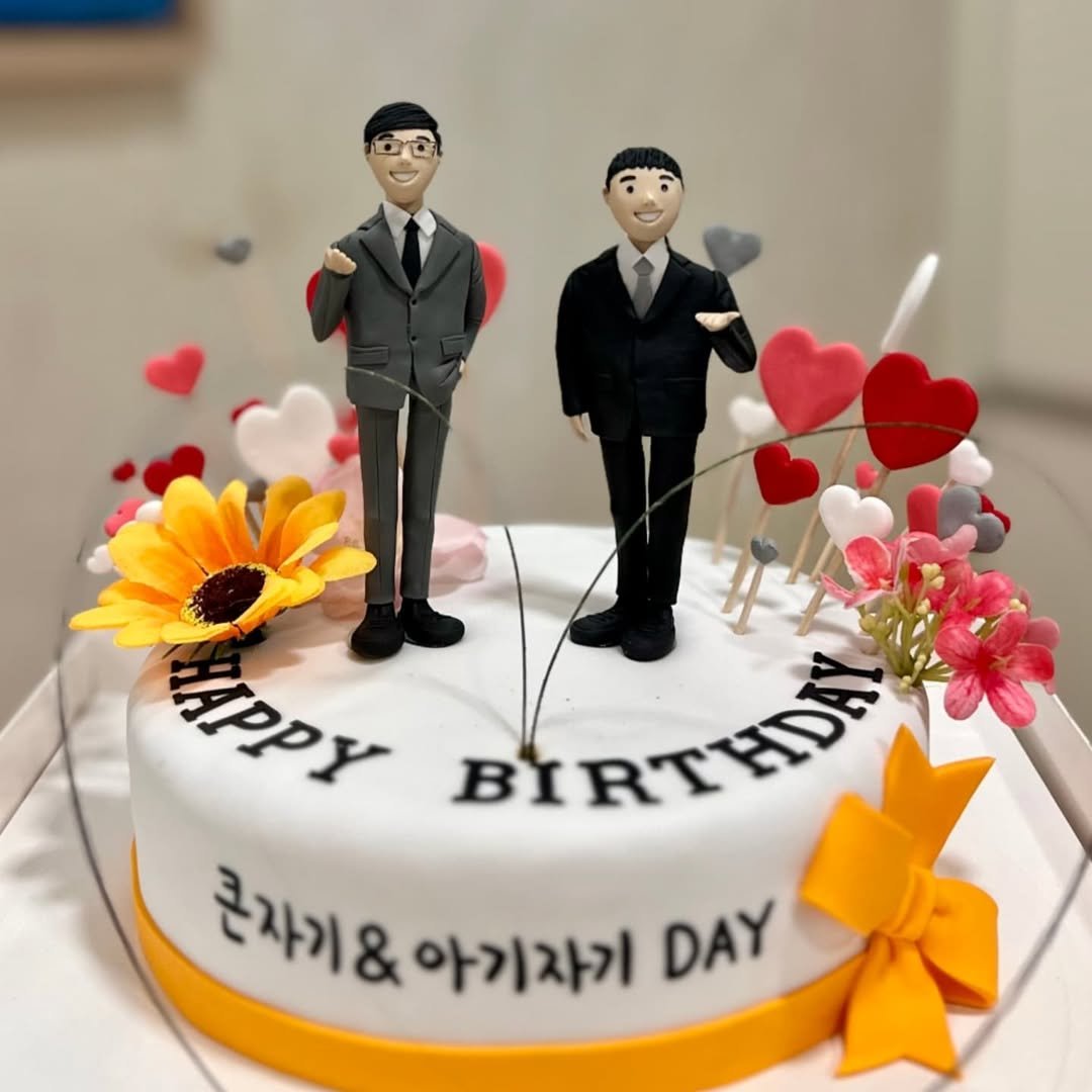 Photo by 조세호 on August 13, 2025. May be an image of wedding cake and text that says 'G ΠΡpy ! ΒΊ 근자기& 근자기&.아기자기 아기자기 DAY'.