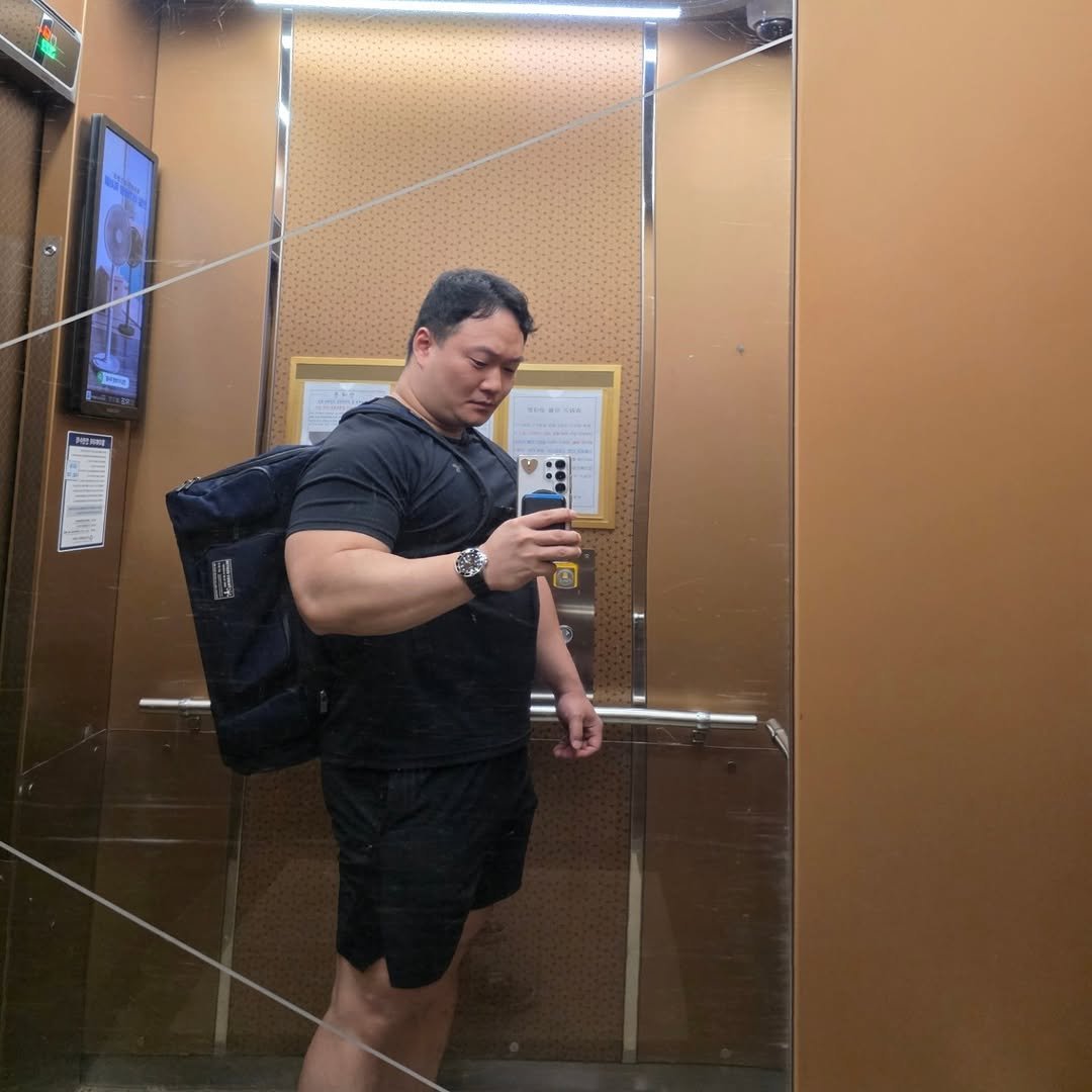 chostrong_1 게시물 이미지: ⚡️💪⚡️
오랜만의 운동영상.
운동 안접었습니다잉😎

자꾸 왜소해져서 사람들이
운동...