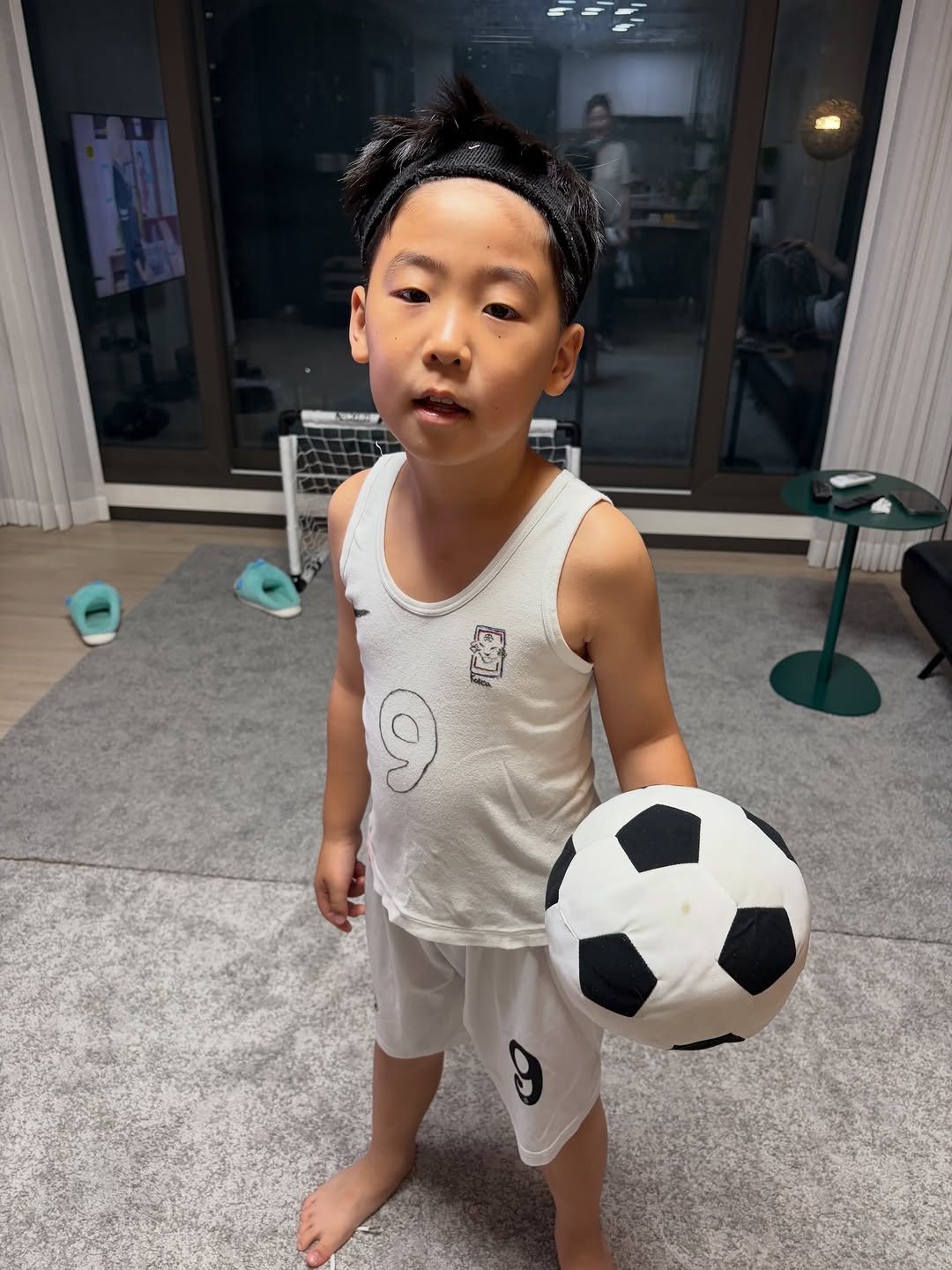 chosun 게시물 이미지: 요것들 조용하다 했지 ㅎㅎ  Design by Nuna 🤣  #축구꿈나무...