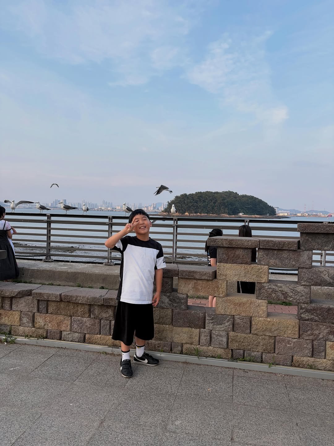 chosun 게시물 이미지: 영종도에 살아서 행복하다는  꼬맹이 엄마랑 집 앞만 나와도 행복해서 쉬지 않고...