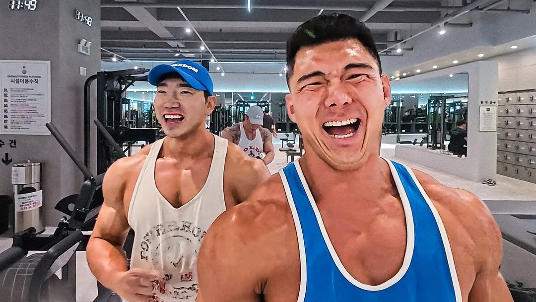 Photo shared by 초초❤ / 89부부의 일상 on June 29, 2025 tagging @89bubu_89man. May be a selfie of 2 people, biceps, people bodybuilding, treadmill and text.