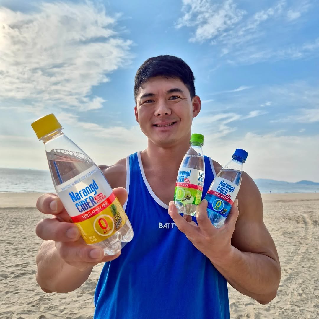 Photo by 초초❤ / 89부부의 일상 on October 09, 2025. May be an image of bottle, sparkling water and water bottle.