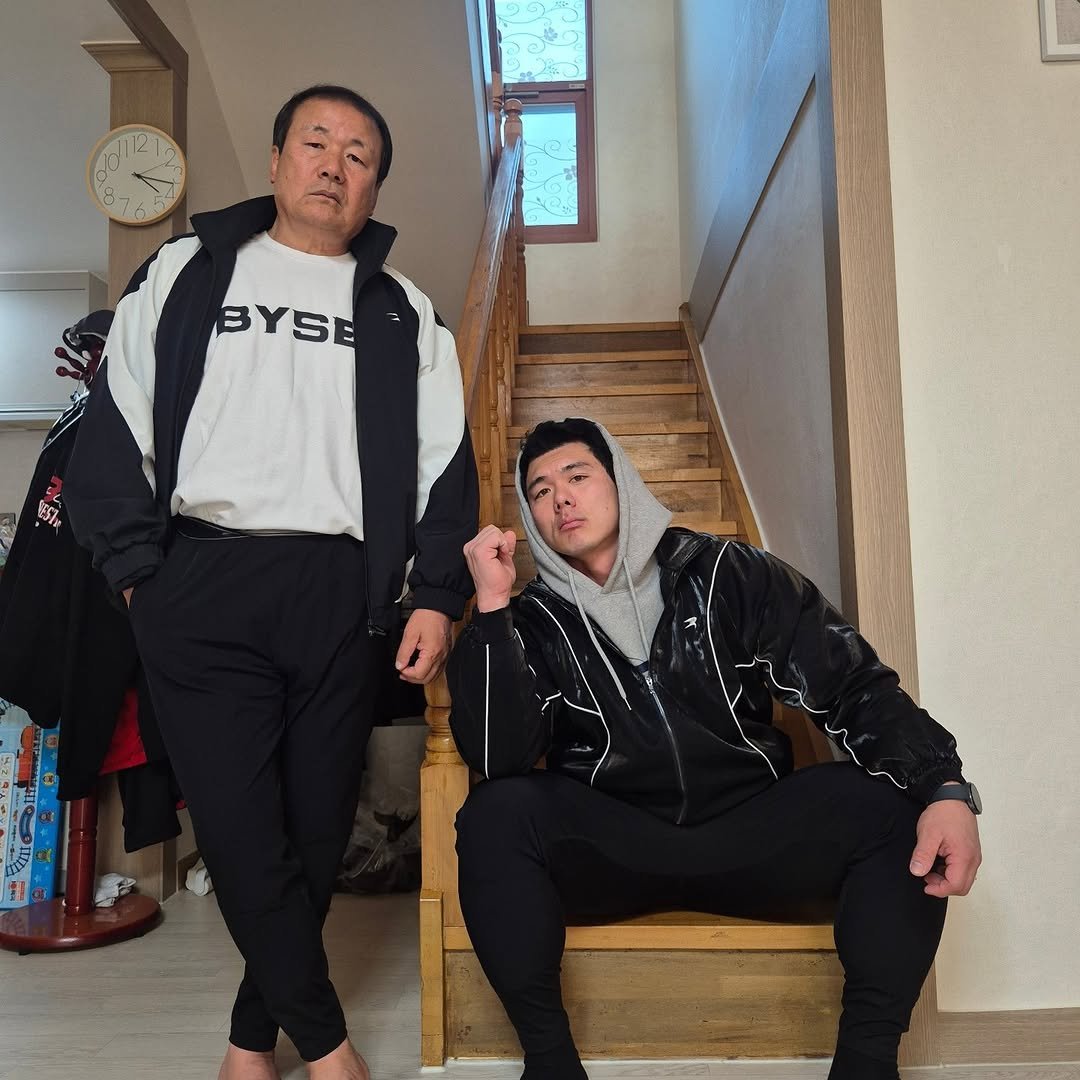 Photo by 초초❤ / 89부부의 일상 on December 11, 2025. May be an image of standing, activewear, sweatpants, sportswear, sweatsuit, parka, flight jacket and text.