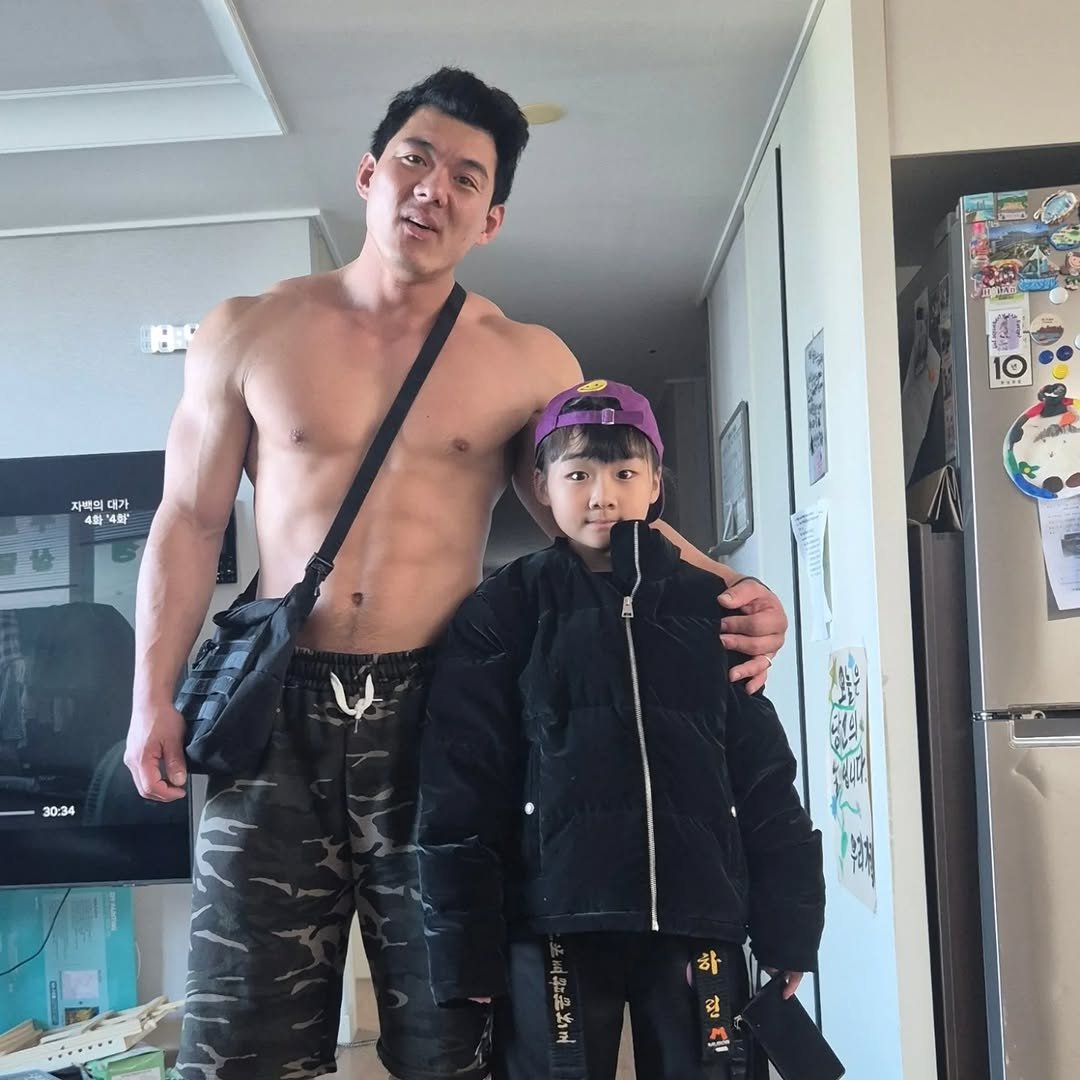 Photo shared by 초초❤ / 89부부의 일상 on December 07, 2025 tagging @89bubu_89man. May be an image of standing, sportswear, sling, parka, wetsuit, snowsuit and text.