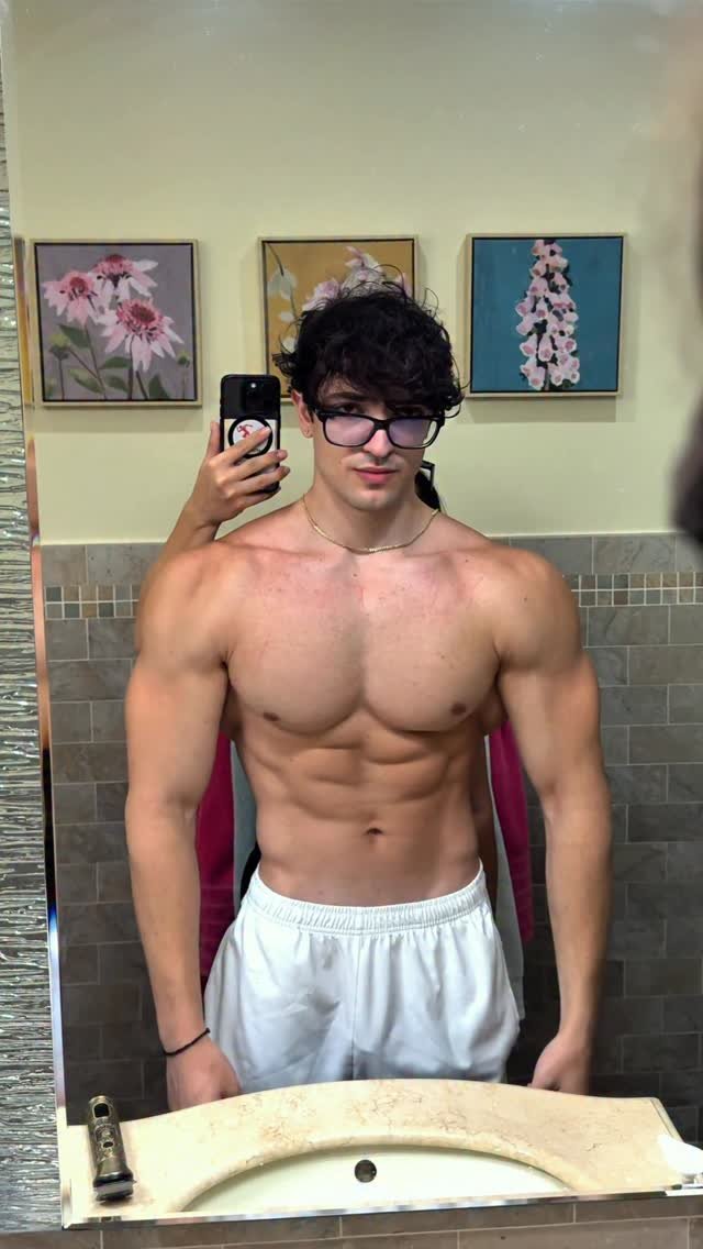 chris2lean 게시물 이미지: Just get a better tripod bro

#fitness...