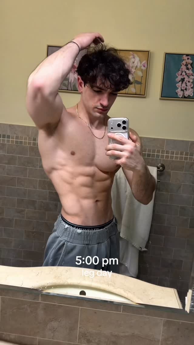 chris2lean 게시물 이미지: optimal leg day

#gym #gymmotivation #workout...