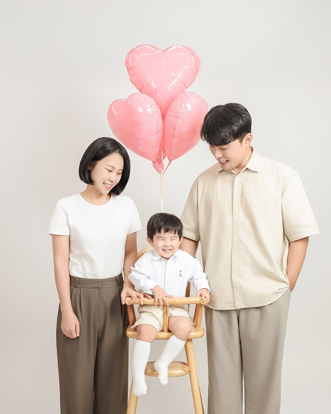 Photo by 이츄맘💖 on September 25, 2025. May be an image of 3 people, child, heart, balloon and text.