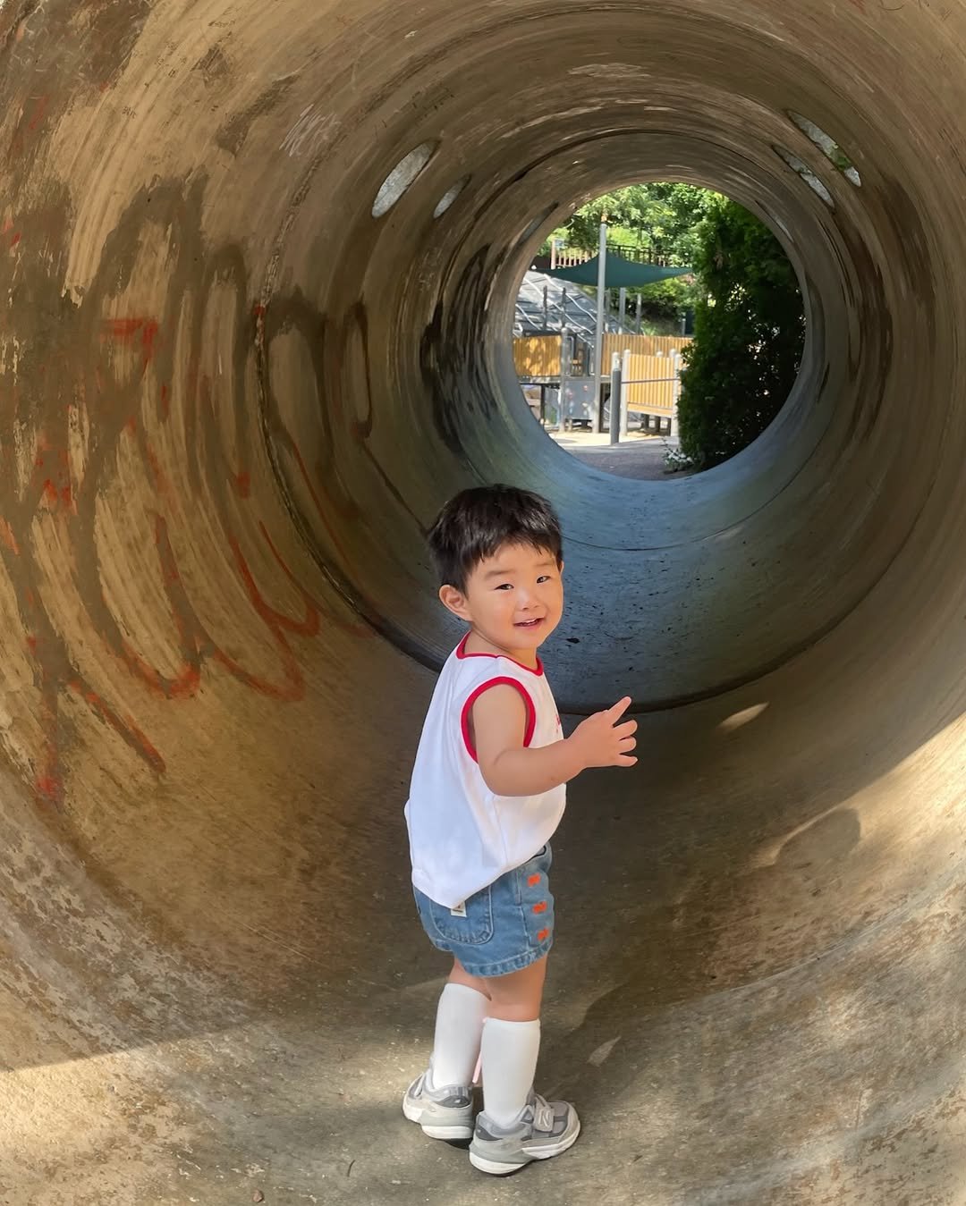 Photo by 이츄맘💖 on August 16, 2025. May be an image of 1 person, baby, slide and text.
