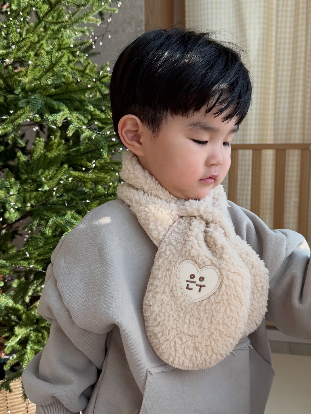 Photo by 이츄맘💖 on December 28, 2025. May be an image of child, duffle coat, scarf, goosedown coat, parka, fleece, bath robe, fur and text that says 'ペペ 이 Y'.