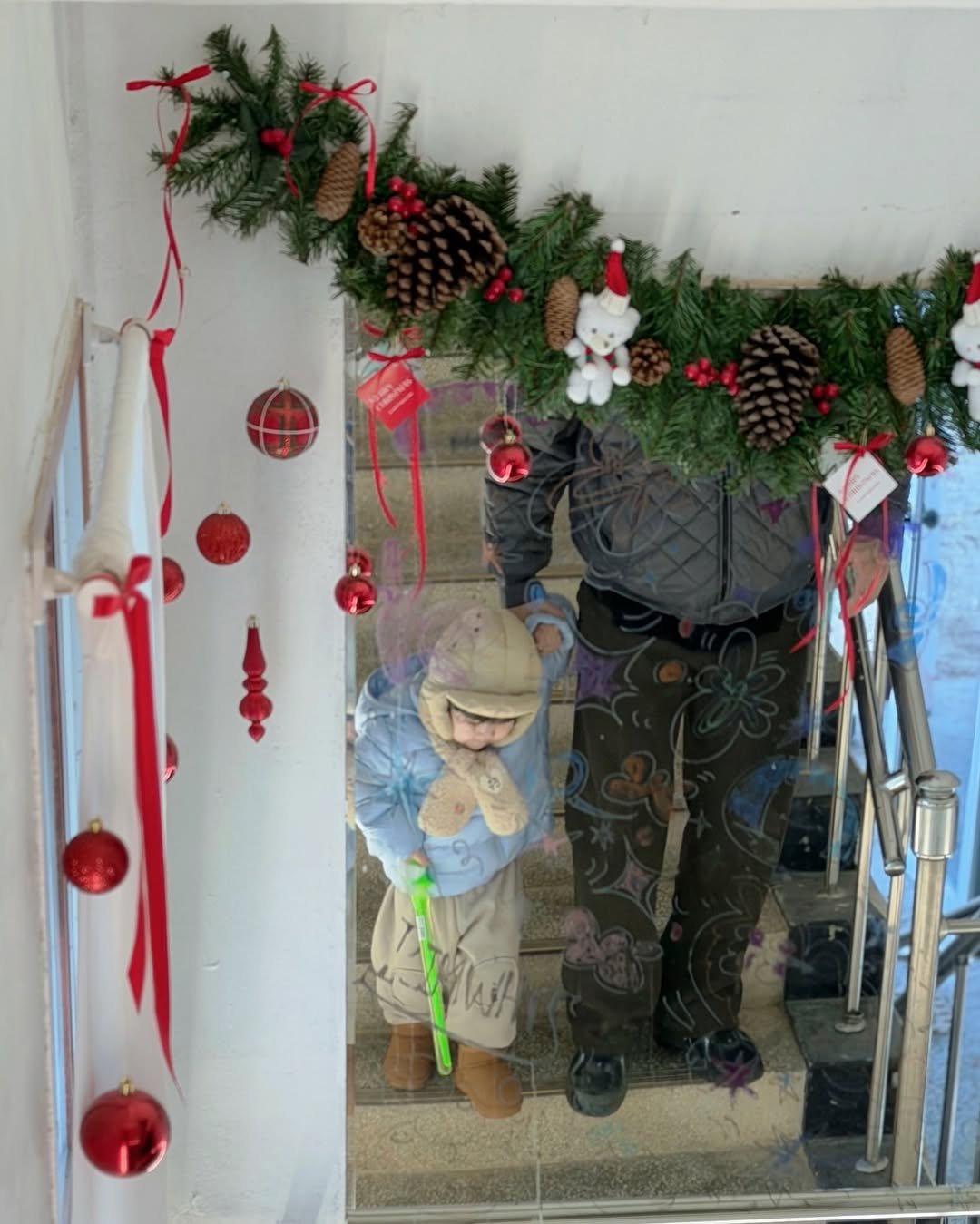 Photo by 이츄맘💖 on January 26, 2026. May be an image of tinsel, snowman, pinecone and text.