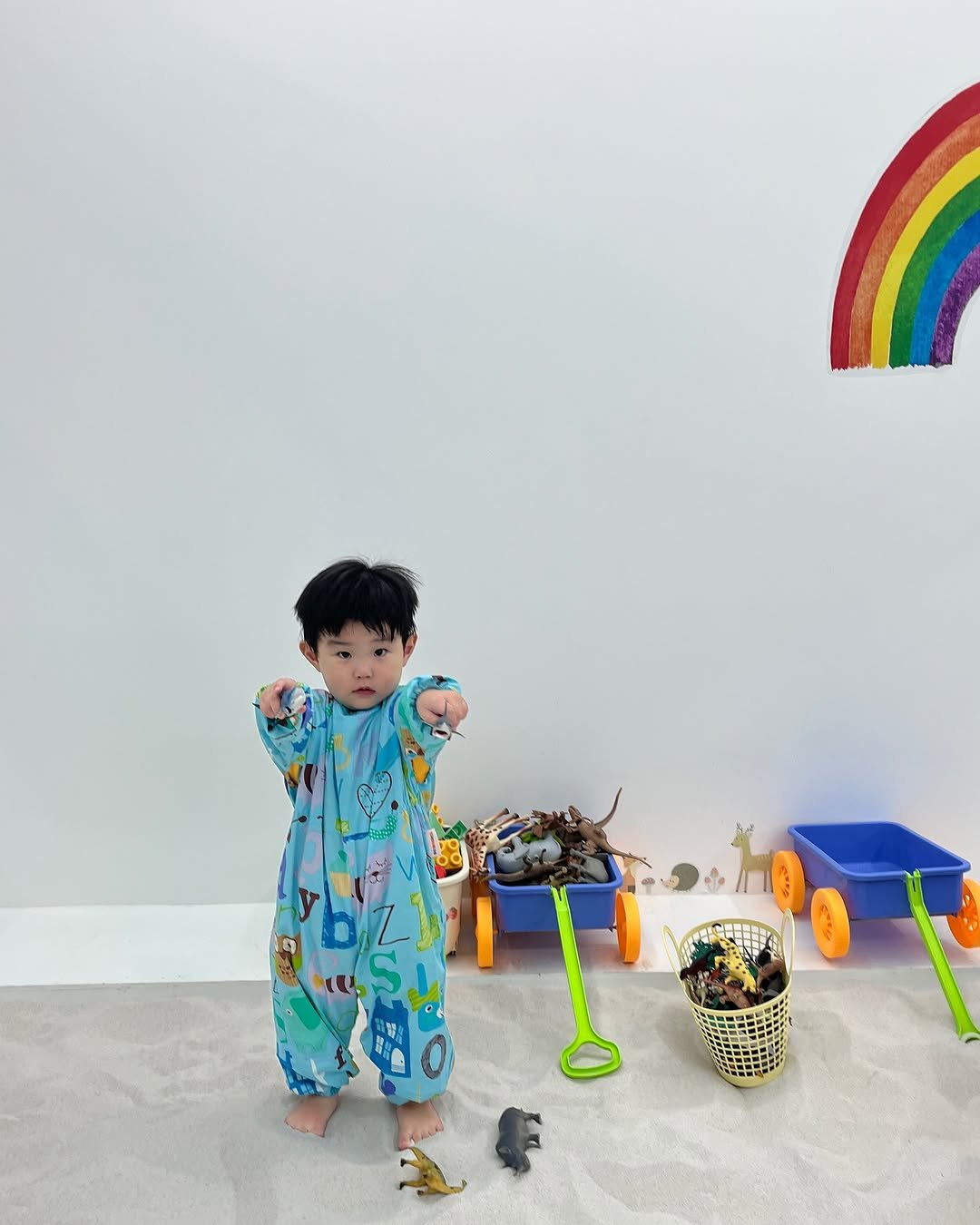 Photo shared by 이츄맘💖 on September 30, 2025 tagging @sutopia_s, and @ogam_greeda_nonsan. May be an image of 1 person, baby, standing, sleepwear, kite and text.