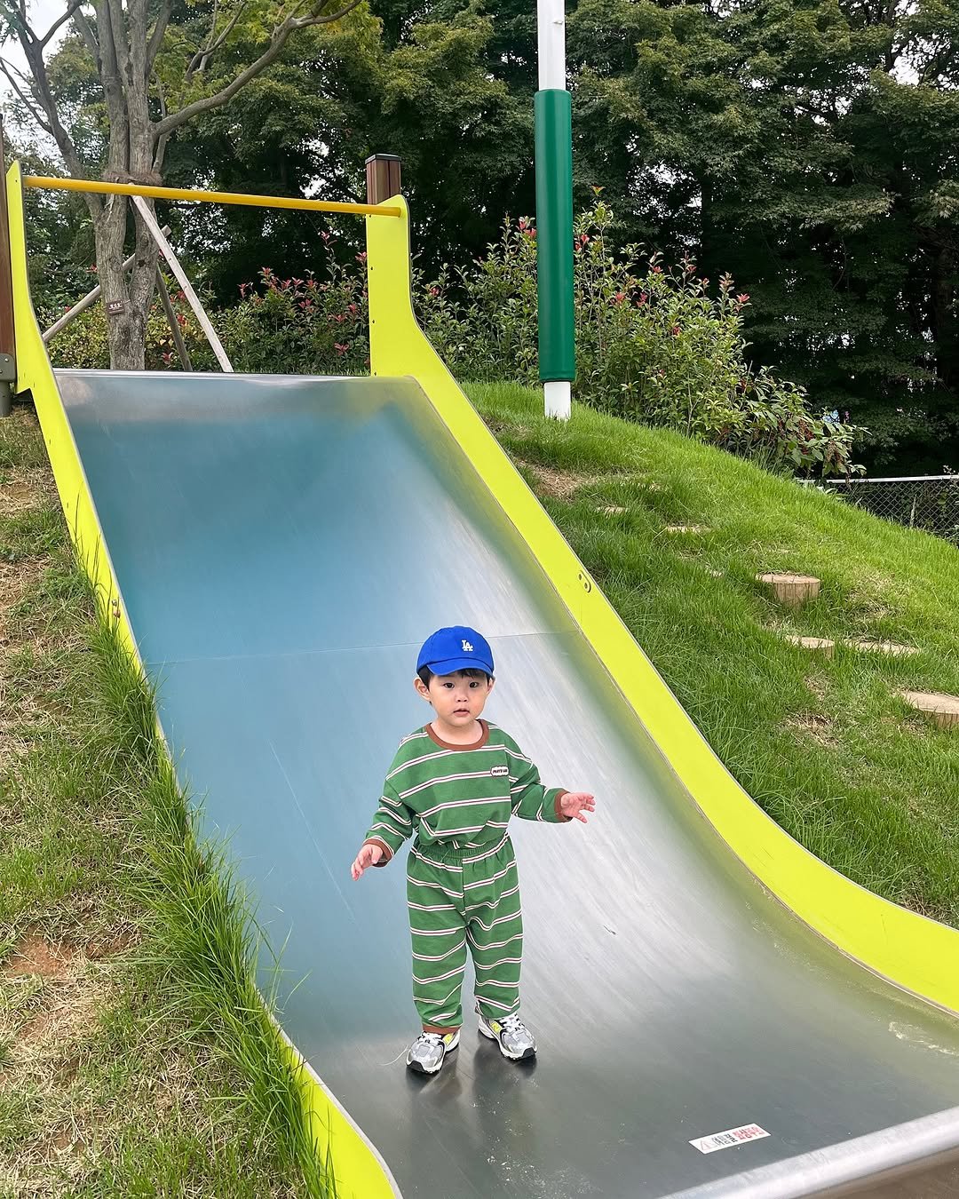 Photo by 이츄맘💖 on September 27, 2025. May be an image of 1 person, baby, slide, park and text.