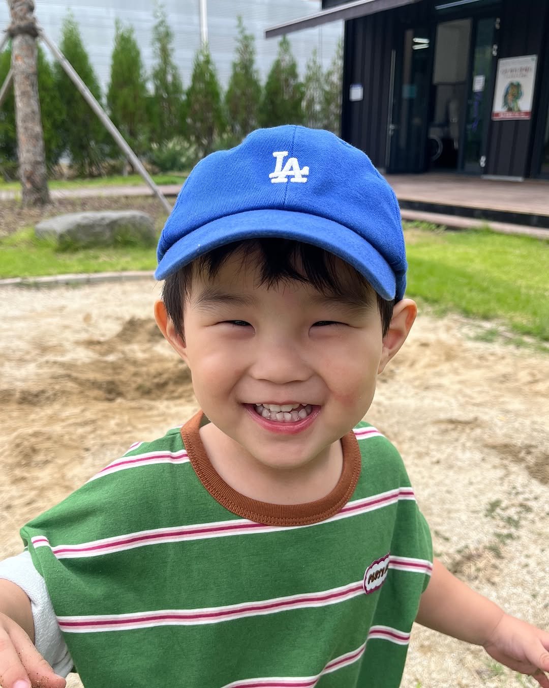 Photo by 이츄맘💖 on September 27, 2025. May be an image of 1 person, child, hat and text.