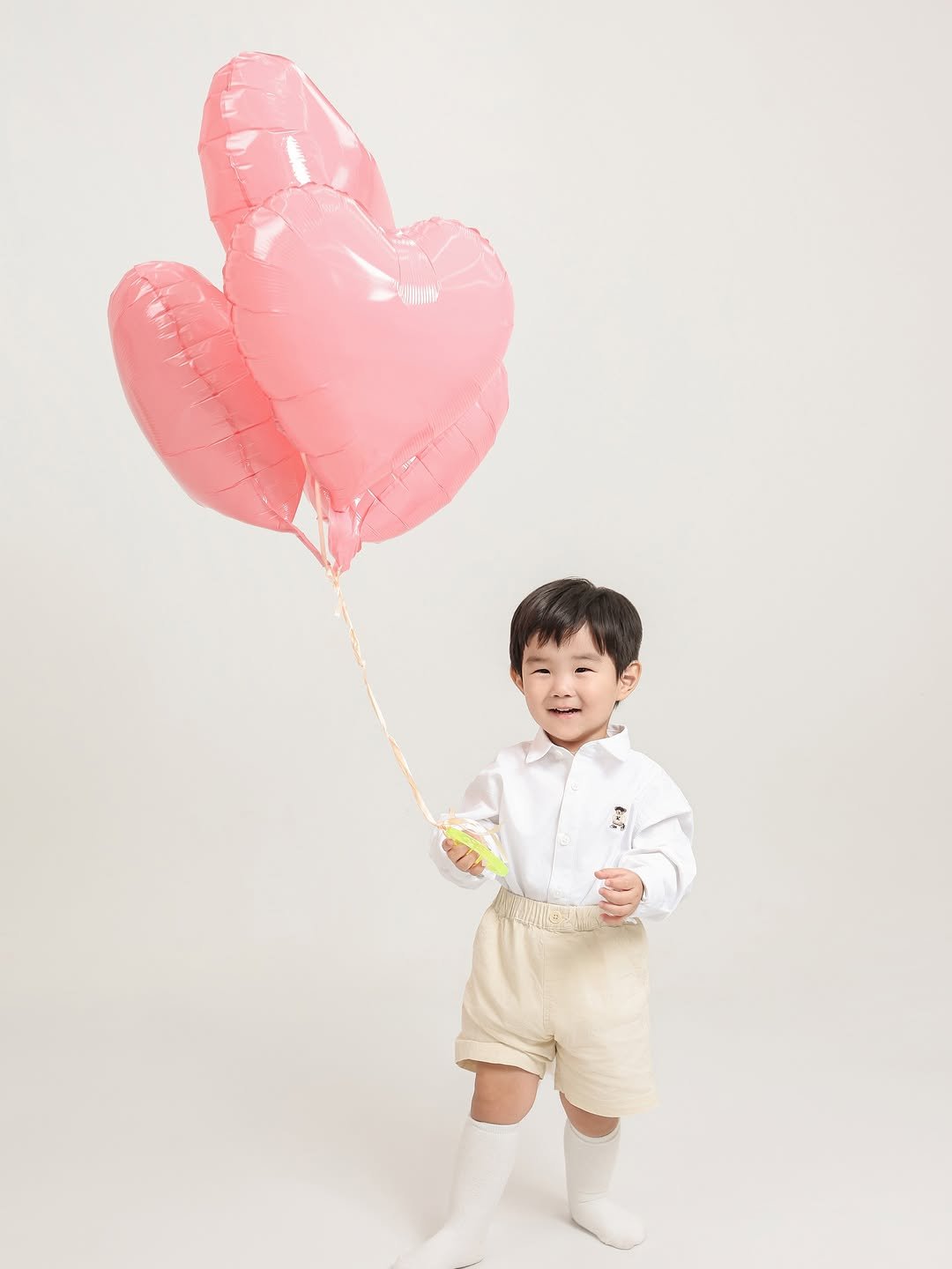 Photo by 이츄맘💖 on September 25, 2025. May be an image of 1 person, baby, heart, balloon and text.