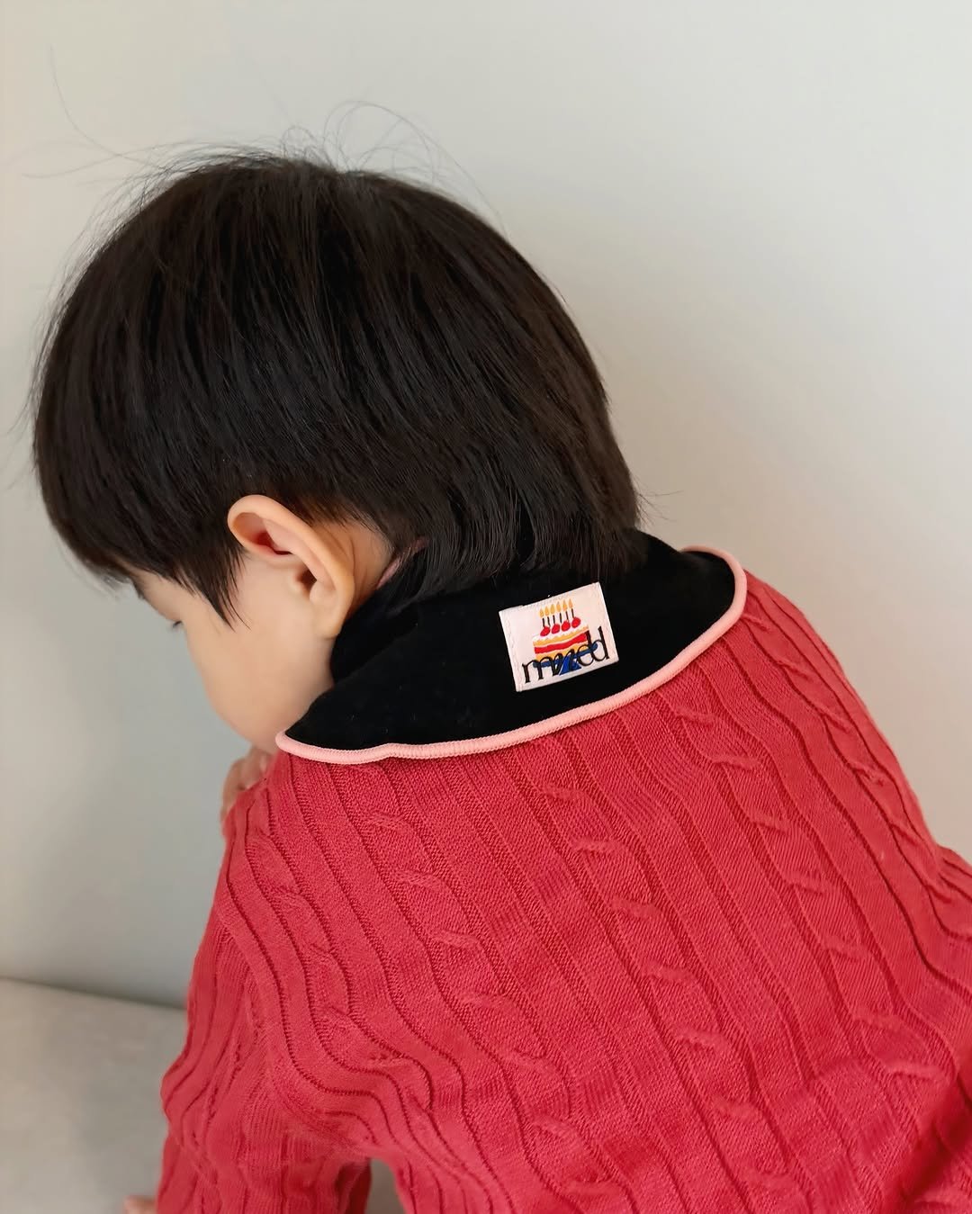 Photo shared by 이츄맘💖 on December 23, 2025 tagging @mini_doudou_. May be an image of one or more people, hair, duffle coat, top, turtleneck, cardigan, knit, sweater and text.