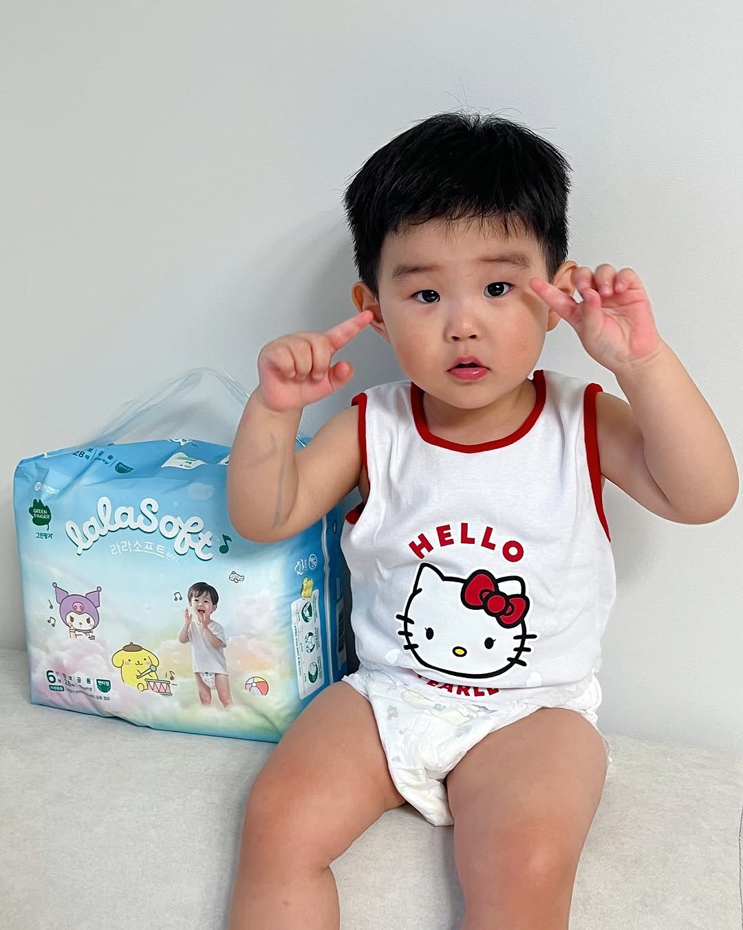 Photo shared by 이츄맘💖 on August 04, 2025 tagging @greenfinger.official. May be an image of 1 person, baby, diaper, baby shoes, paper towel, toothbrush and text that says 'अापন palasofes 라라소프트 生 ف 신품 HELLO ELLO 6.ይ5 OA'.