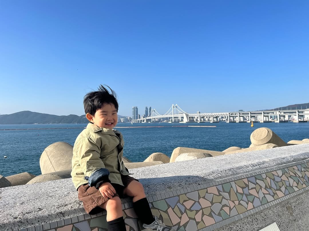 Photo by 이츄맘💖 on November 04, 2025. May be an image of baby, duffle coat, outdoors and text.