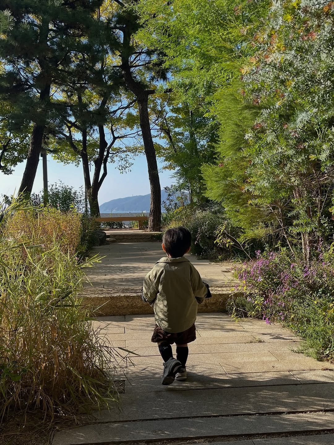 Photo by 이츄맘💖 on November 07, 2025. May be an image of child, park and text.