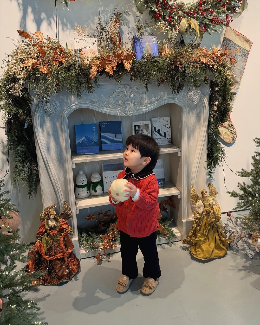 Photo shared by 이츄맘💖 on December 23, 2025 tagging @salt_literary_2021. May be an image of baby, tinsel and text.