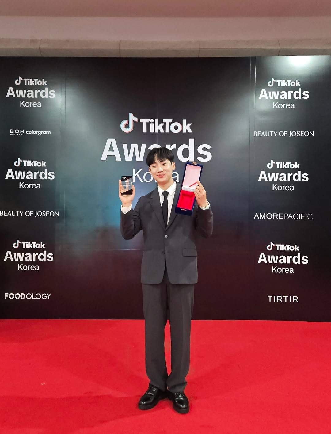 Photo by 추추의 한끼식사 on October 27, 2025. May be an image of ‎suit, dinner jacket, carpet and ‎text that says '‎ل dTikTok Awards Korea BOH colorgram dTikTok Awards Korea TikTok Awards Korea BEAUTY OF JOSFON dTikTok Awords rds Aw Koea Ko= Ko BEAUT BEAUTYOFJOSEON OF JOSEON TikTok Awards Korea J TikTok Awards Korea AMOREPACIFI FOODOLOGY TikTok Awards Korea TIRTIR‎'‎‎.