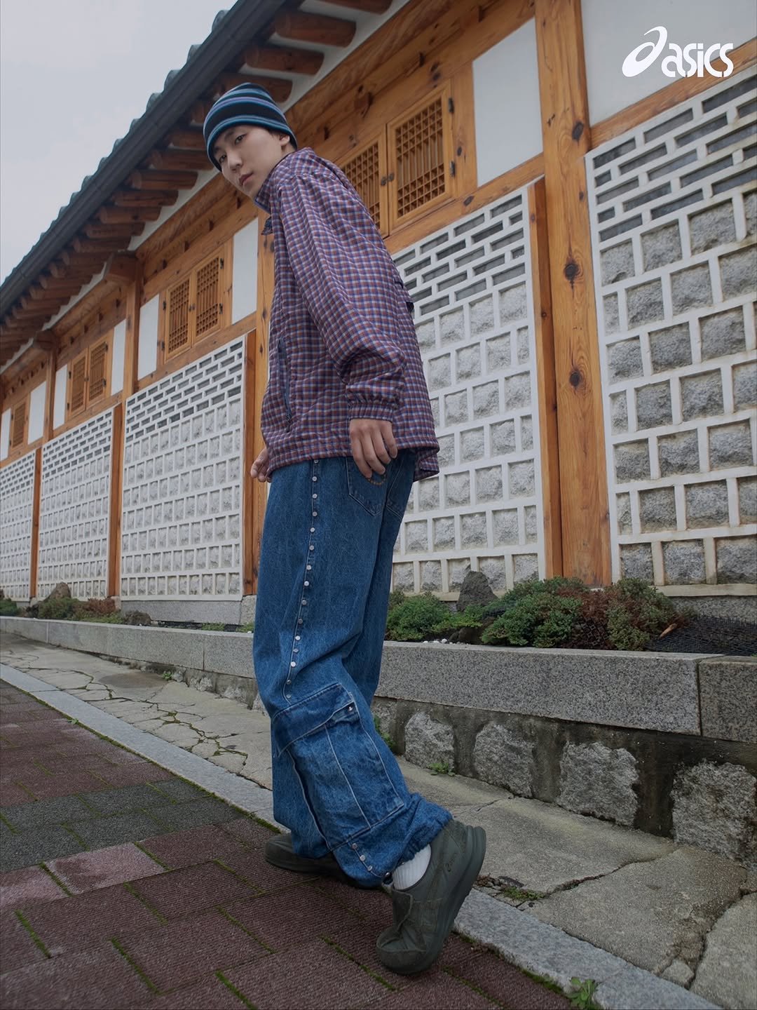 Photo by 김정철 on November 04, 2025. May be an image of outerwear, outdoors and text.