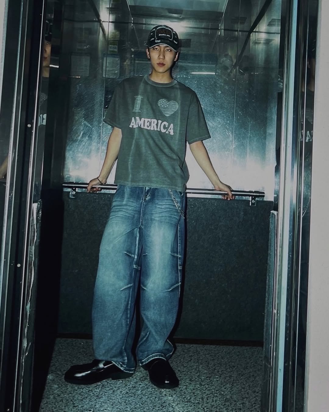 Photo by 김정철 on May 27, 2025. May be an image of one or more people, bangs, phone, bandanna and sweatpants.