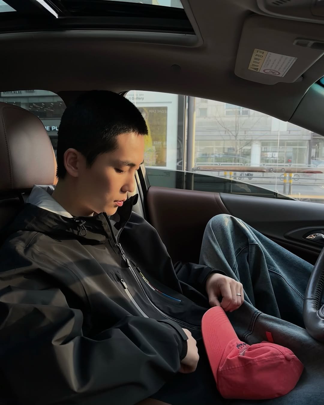 Photo by 김정철 on March 20, 2026. May be an image of phone, car, seatbelt, telephone and text.