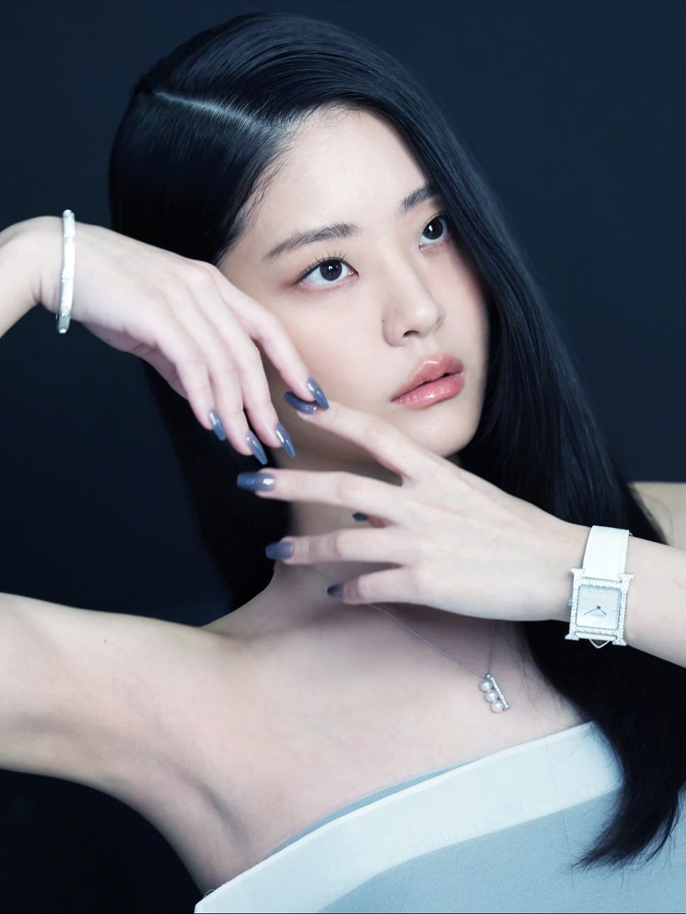 Photo by 정수빈 on October 22, 2025. May be an image of one or more people, hair, makeup, wrist watch, timer and text.