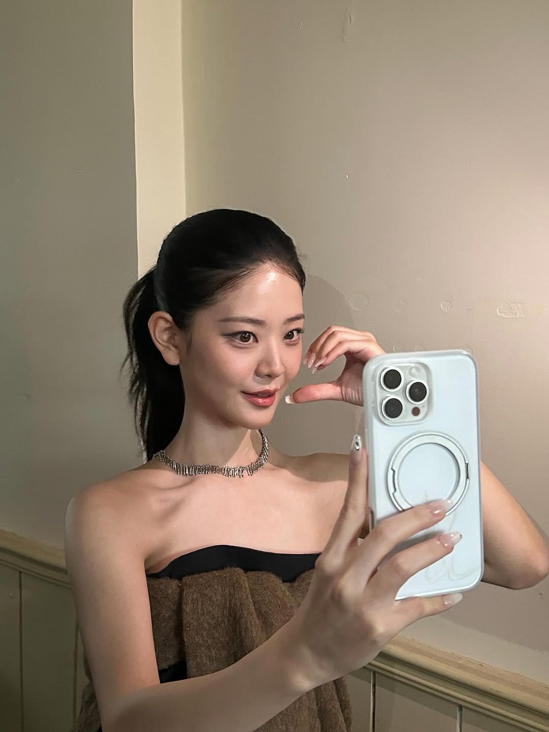 Photo by 정수빈 on September 18, 2025. May be a selfie of one or more people, makeup, hair, phone and mirror.
