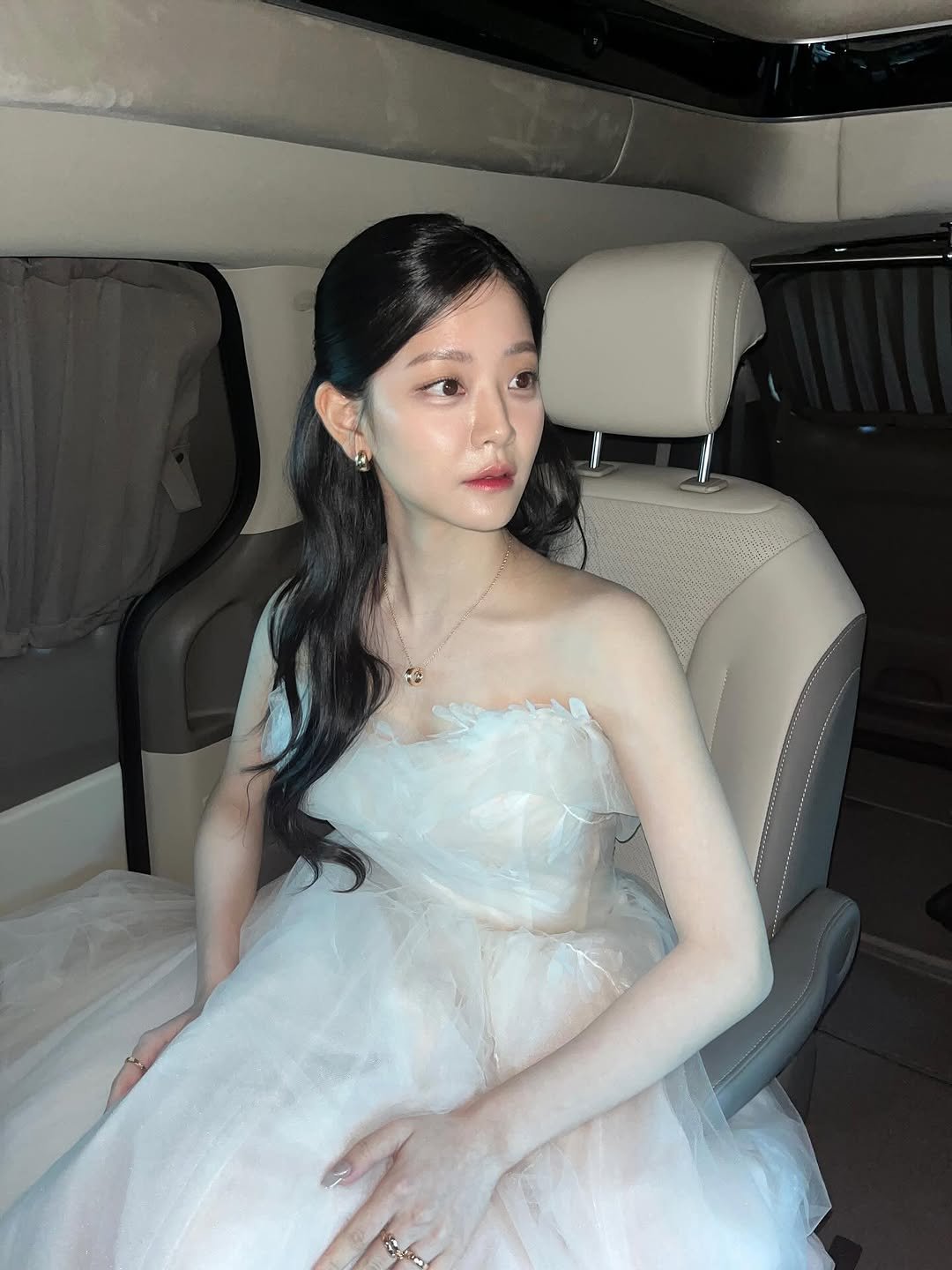 Photo shared by 정수빈 on October 12, 2025 tagging @kimringring, @gnaal_soye, and @gnaal_hran. May be an image of one or more people, hair, limousine, dress and text.