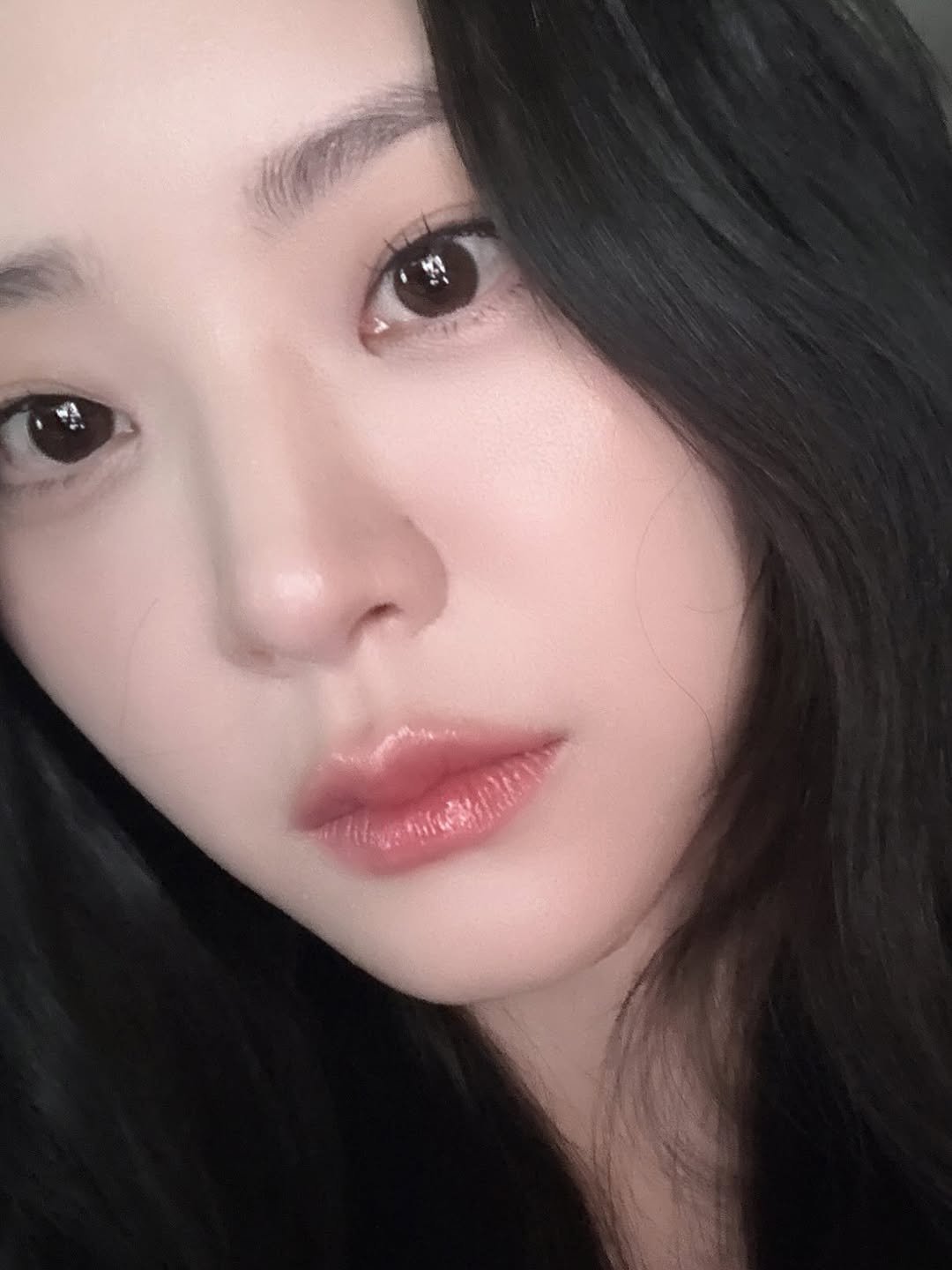 Photo by 정수빈 on October 01, 2025. May be a selfie of one or more people, lipstick, makeup, hair, eyeliner and text.