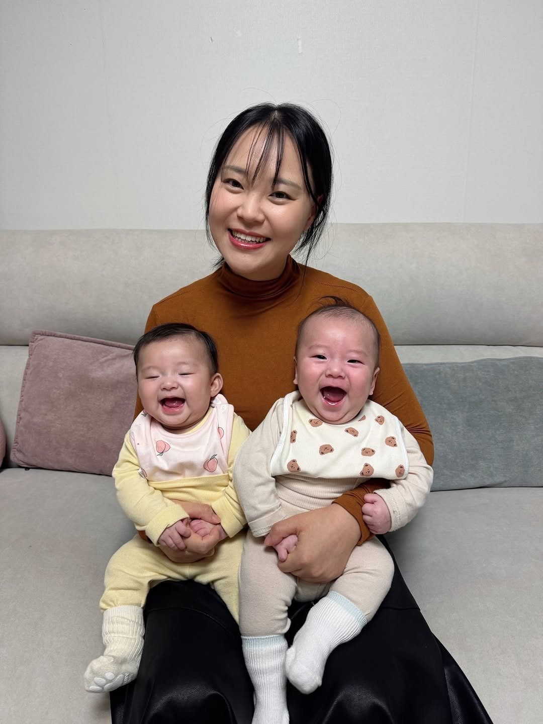 chungjibubu7 게시물 이미지: 오랜만에 메이크업하고 볼일보고 왔는데
지우기 너무 아까워서 🤣

집에서 리둥이들이랑 찰칵❤️