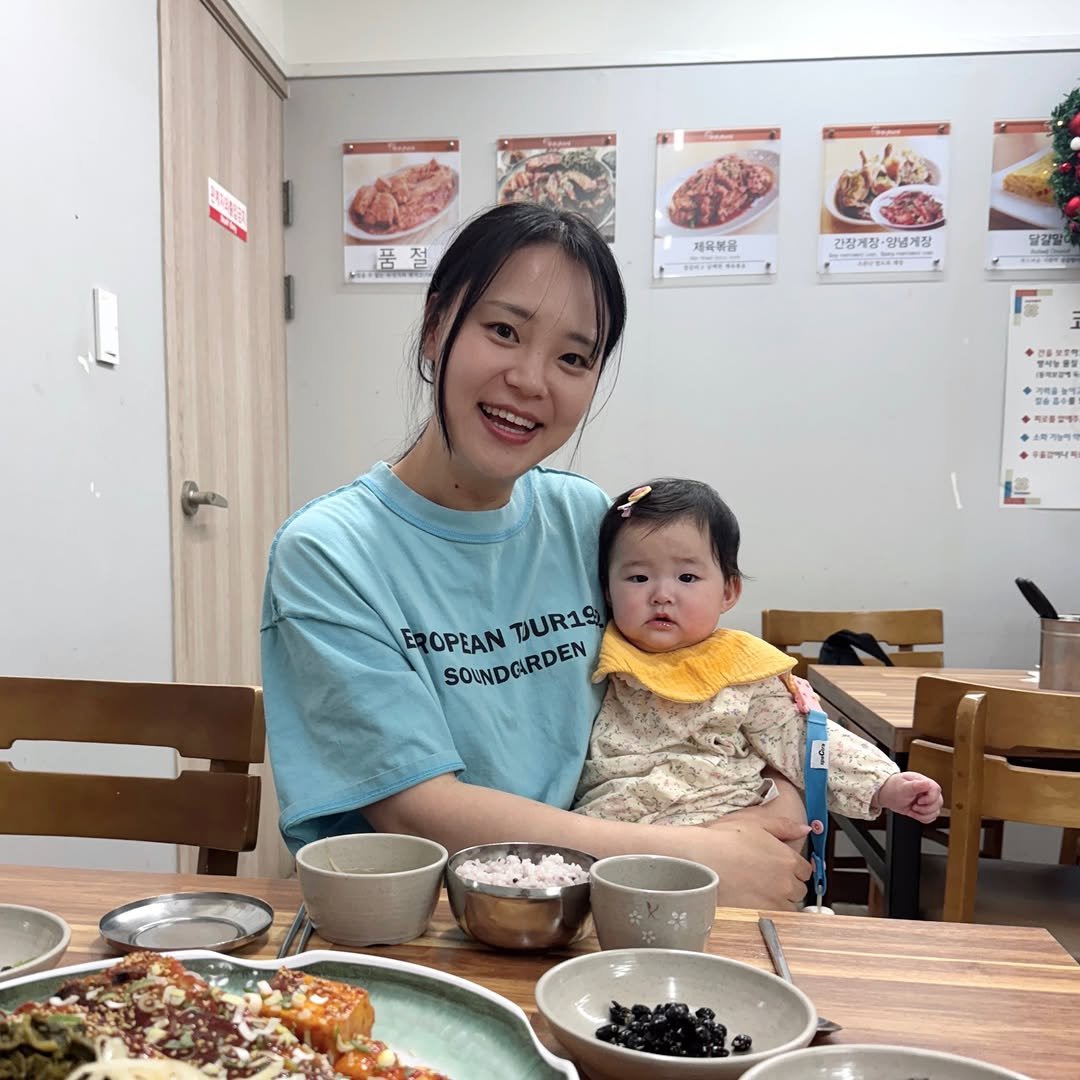 chungjibubu7 게시물 이미지: 밥먹으러 갔는데 아기 의자 없어서
포대기로 의자에 묶으니 딱 이네요🤣
덕분에 밥 잘...