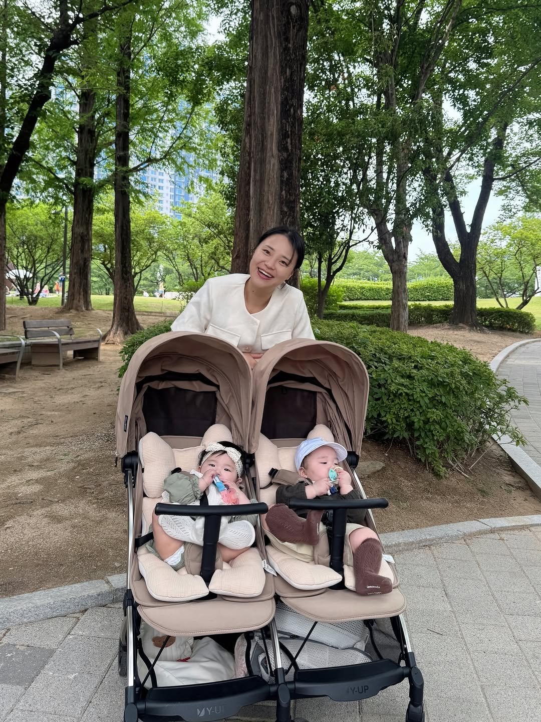 chungjibubu7 게시물 이미지: 리둥이랑 공원 데이트🌿🤍
리아 손잡는 리준이😂

연휴 잘 보내셨나요~?
날이 많이...